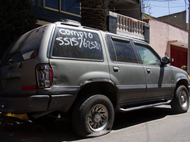 SSC y personal de vía publica retiran vehículos abandonados en calles de la Álvaro Obregón