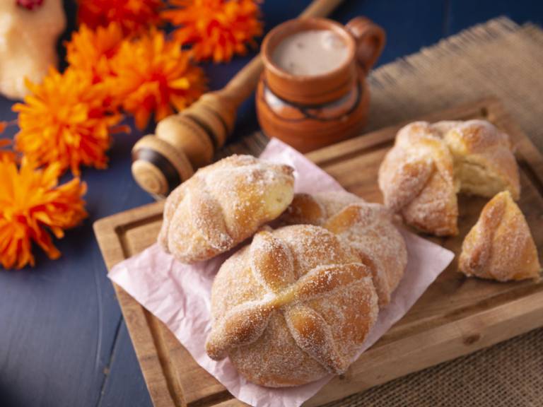 ¿Cuál es el origen del pan de muerto y por qué tiene esa forma?