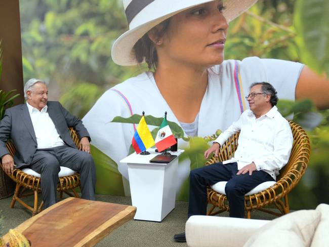 Petro y López Obrador se reúnen por primera vez