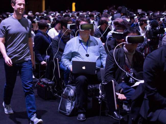 Se viraliza foto de Mark Zuckerberg caminando entre un público que usa dispositivos de realidad virtual