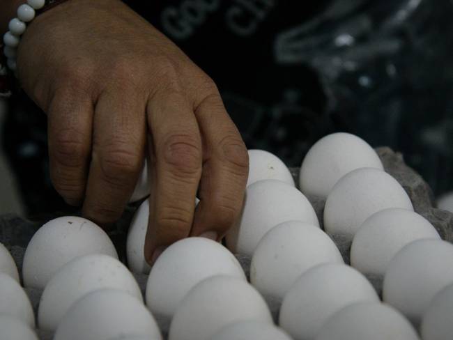 Especulación y gripe aviar elevan el precio del huevo