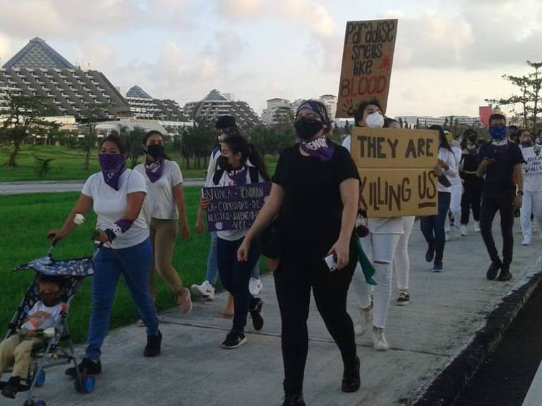 Hartas de la violencia, mujeres marchan por zona hotelera de Cancún