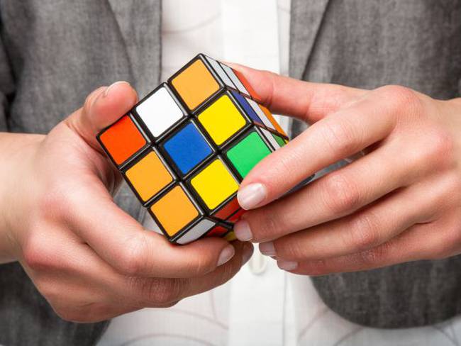 [Video] Adolescente resuelve el Cubo de Rubik en 4 segundos y bate nuevo récord