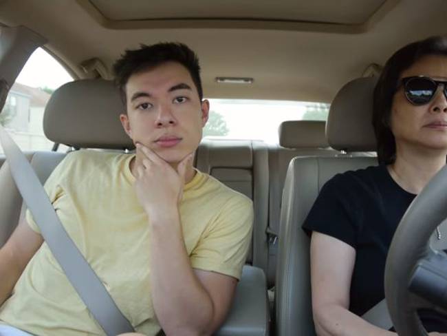 El épico &quot;lip syncing&quot; de un joven mientras viaja con su mamá en el auto