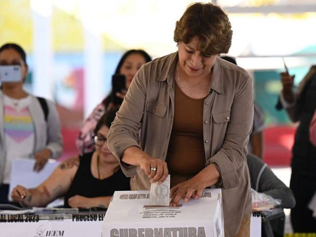 Emite su voto la candidata de Morena, Delfina Gómez
