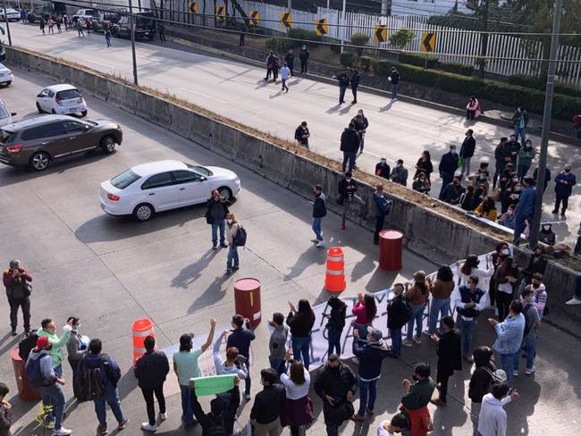 Estudiantes del CIDE bloquean carretera México-Toluca