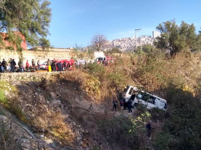 Microbús y auto particular caen a barranco tras choque en Naucalpan |VIDEO