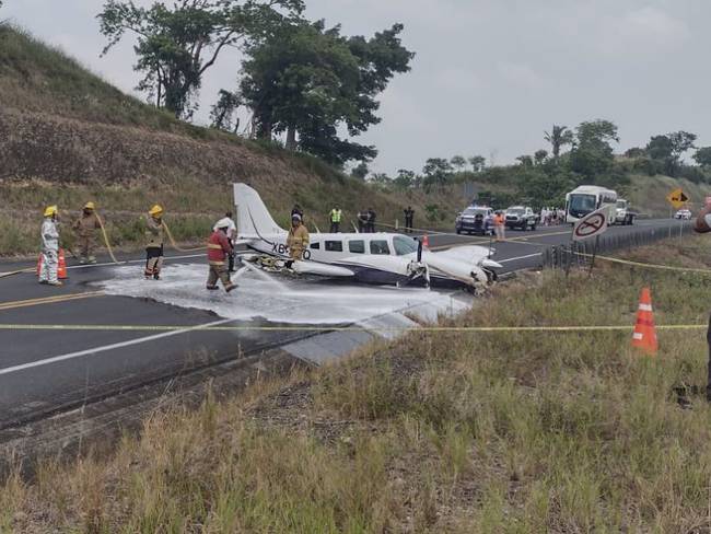 Avioneta aterriza de emergencia en la Tuxpan-Poza Rica, en Veracruz