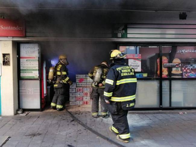 Detienen a hombre cuando incendiaba una tercera tienda de conveniencia
