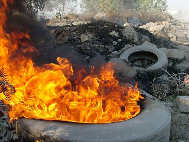 Autoridades ambientales llaman a no quemar llantas, ni hacer fogatas