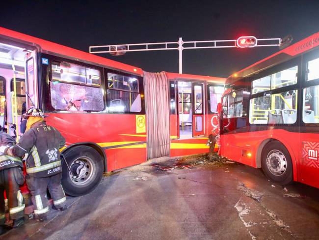 FGJ-CDMX analiza causas del choque de dos unidades de Metrobus en Reforma