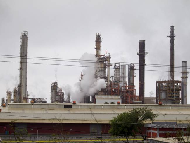 Clausuran refinería de PEMEX en Cadereyta, Nuevo León