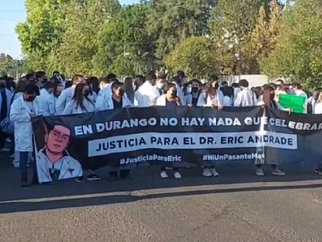 Continúan manifestaciones en Durango por asesinato de pasante de medicina