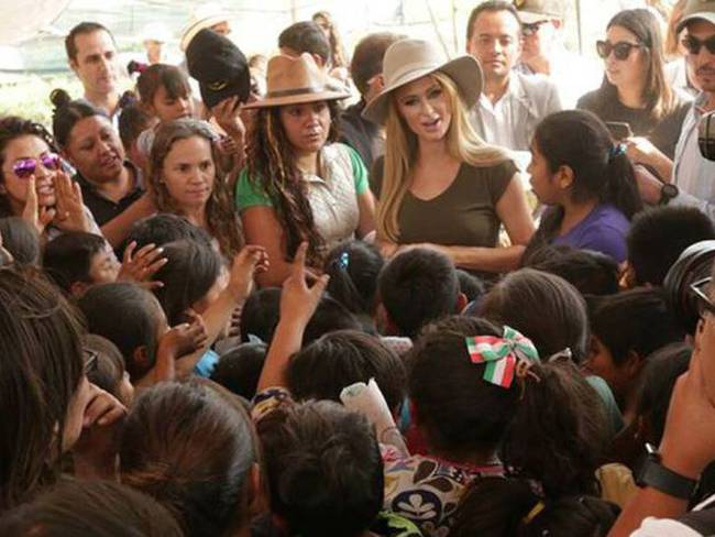 Paris Hilton visita a damnificados de Xochimilco