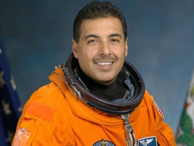 El astronauta mexicano José Hernández cuenta su historia en ‘El niño que tocó las estrellas’