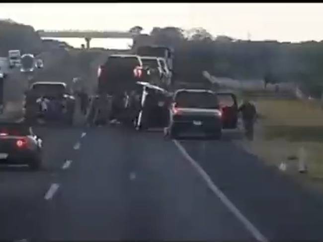 Grupo armado asalta tráiler en la autopista Aguascalientes-León