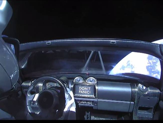Elon Musk pone su auto en órbita