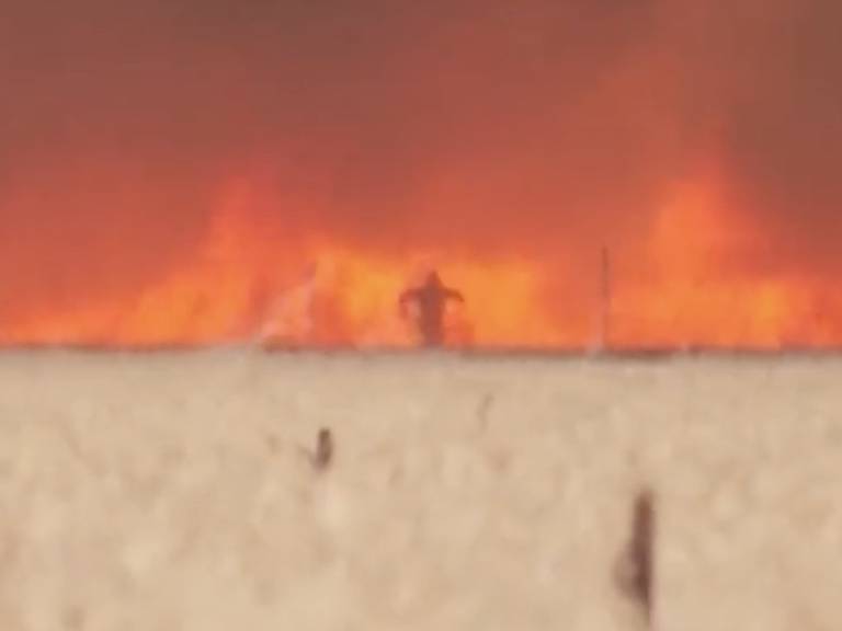 El hombre salió de entre la llamas y logró salvar su vida.