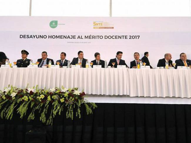 Maestros de Jalisco exigen al gobernador aumento de recursos