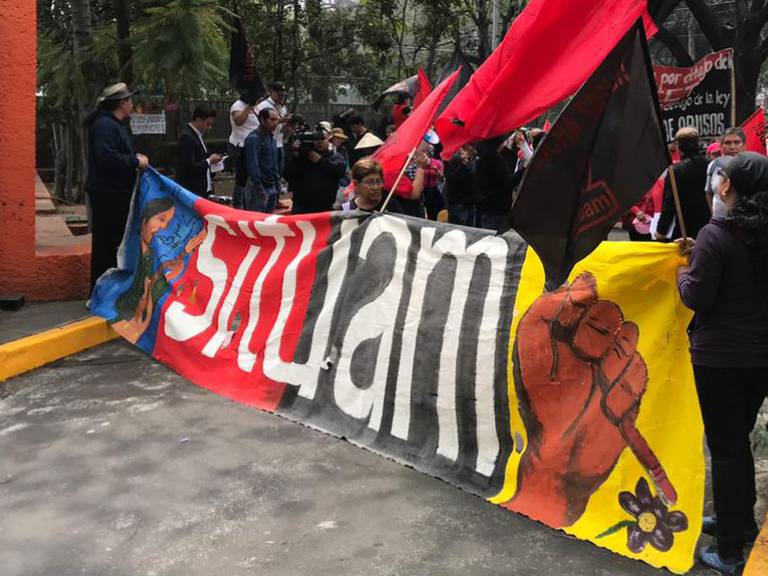 Protestan trabajadores de la UAM en Televisa Radio