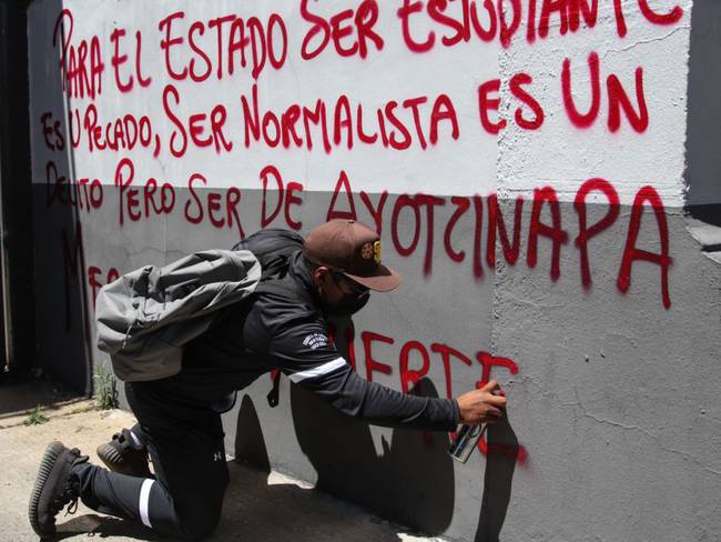 Normalistas de Ayotzinapa vandalizan fachada del CNI