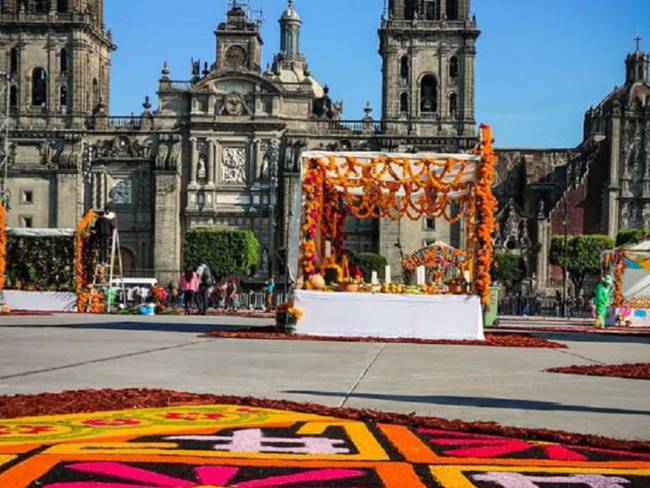 En el Zócalo presentan 27 ofrendas por Día de Muertos