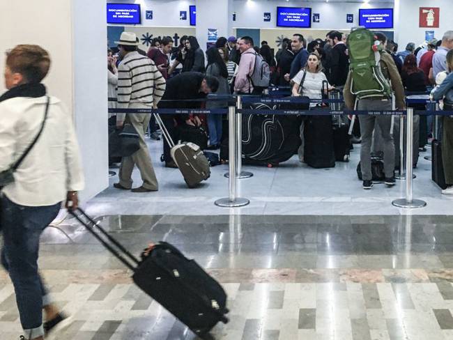 Gobierno sugiere evitar viajes internacionales no esenciales