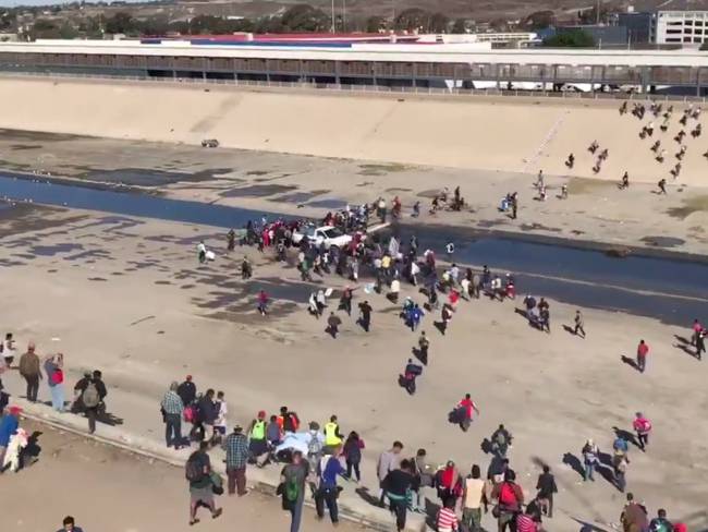 [VIDEO] Oficiales estadounidenses repelen caravana migrante con gas lacrimógeno
