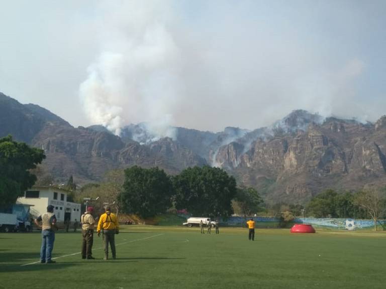 Suman 69 incendios forestales en el país, persiste el fuego en el Tepozteco