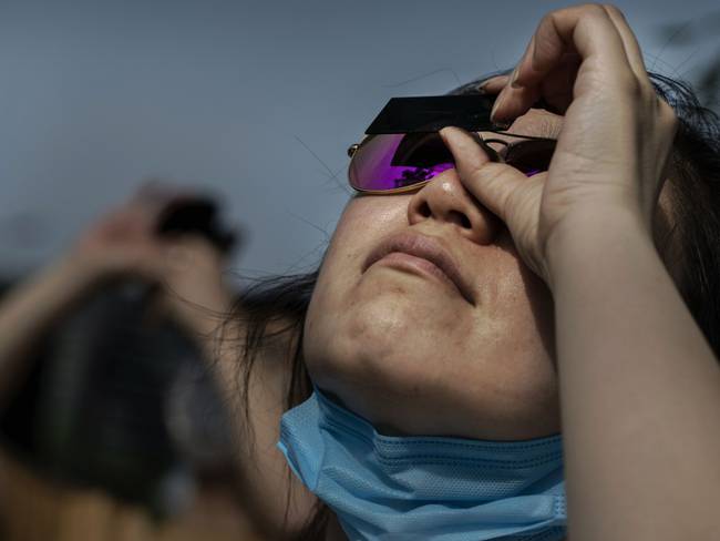 Sector Salud alerta daño irreversible al observar el eclipse directamente