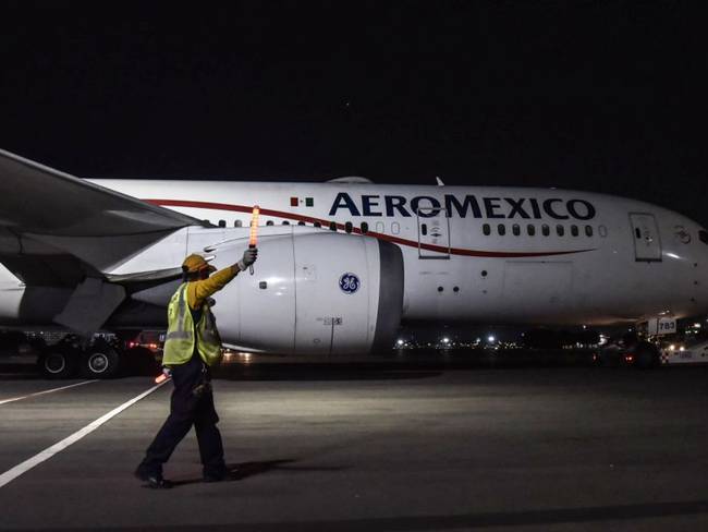 Avión retorna al AICM al ser impactado por un rayo; no hay heridos