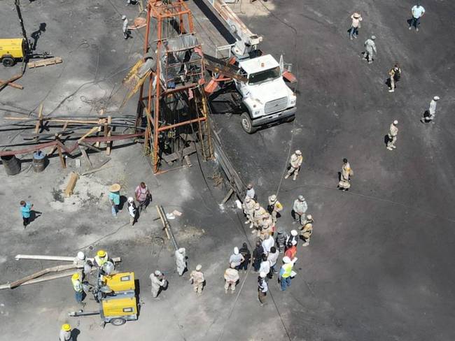 Visita AMLO mina donde quedaron atrapados 10 trabajadores en Sabinas