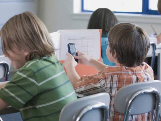 Ministerio de Francia prohíbe el uso de celulares en escuelas