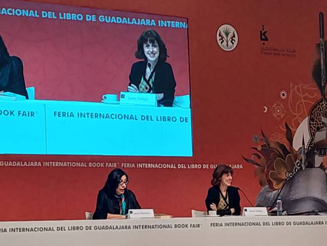 Irene Trejo conversa con jóvenes en la FIL sobre la perseverancia
