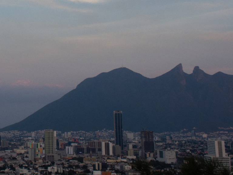 Se cree que el incendio en el Cerro de la Silla puso ser provocado.
