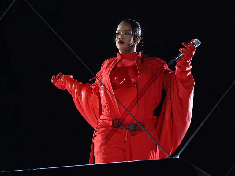 Rihanna aparece en la cancha del State Farm en Glendale, Arizona, con un outfit totalmente en color rojo.