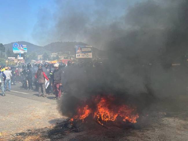 Comuneros bloquean la autopista México-Toluca