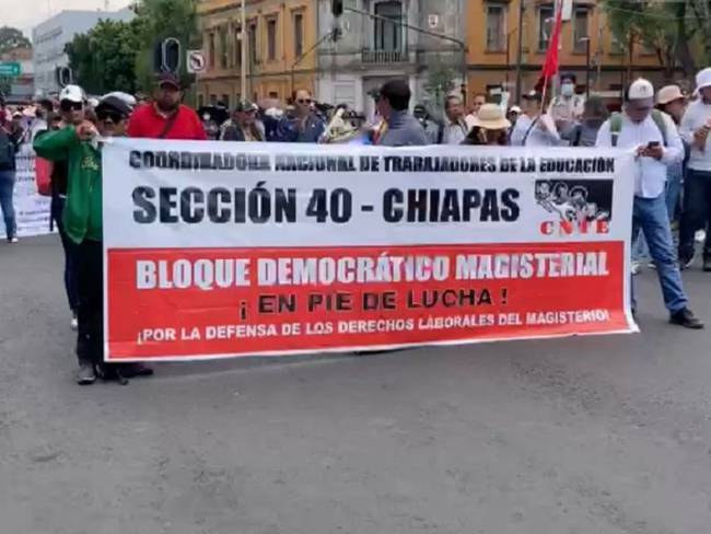 Marchan maestros, protestan en el Zócalo capitalino