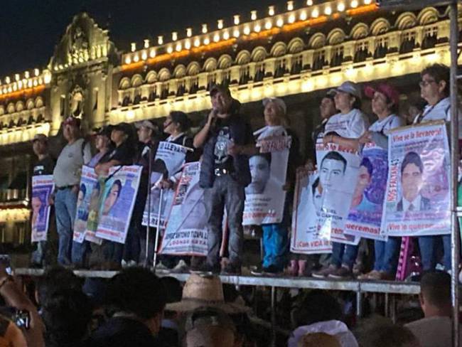 Padres de los 43 exigen a autoridades esclarecer caso Ayotzinapa
