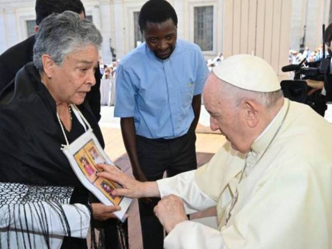Papa Francisco bendice a madre buscadora mexicana