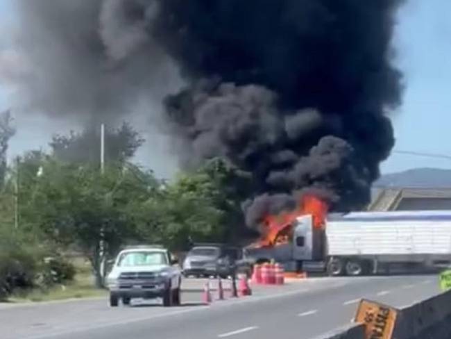 Balacera y bloqueos con camiones incendiados en Ocotlán, Jalisco