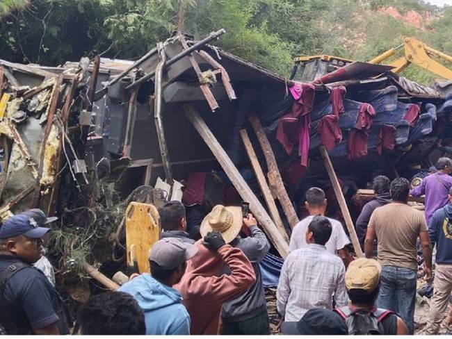 Volcadura de autobús deja 27 muertos y 20 heridos en Oaxaca