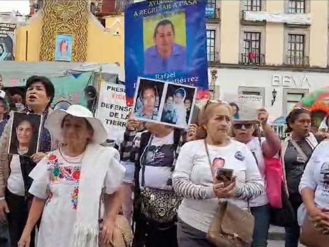 Familiares de desaparecidos de Veracruz toman Palacio de Gobierno