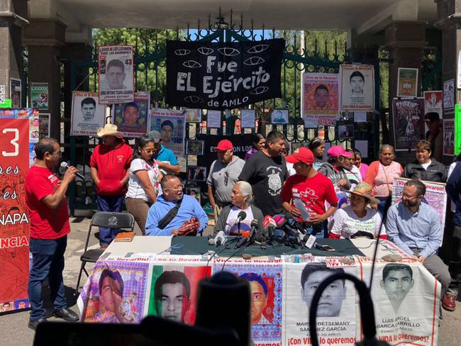 Padres de familia de los estudiantes de Ayotzinapa retiran campamento