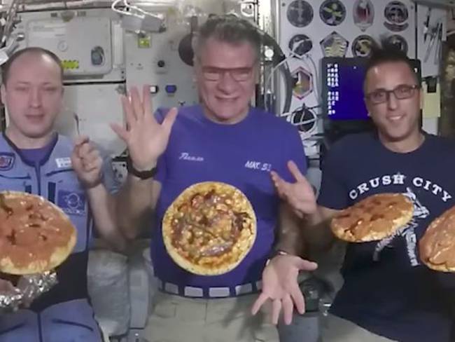 ¡Astronautas tienen una noche de pizza en el espacio! [Video]
