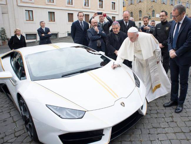 Regalan un Lamborghini al Papa Francisco