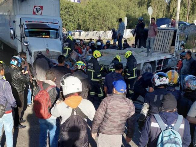 Accidente México - Querétaro: Automóvil quedó prensado entre trailers VIDEO