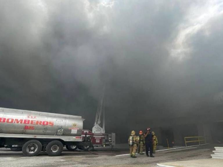 Incendio consume empresas en Parque Industrial de Mérida