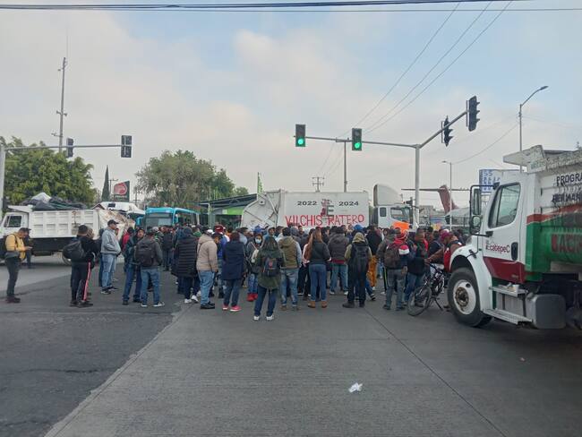 Trabajadores del SUTEYM bloquean vialidades en Ecatepec, Edomex