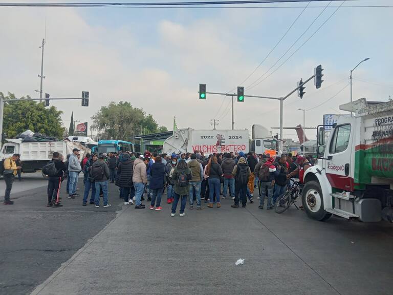 Trabajadores del SUTEYM bloquean vialidades en Ecatepec, Edomex